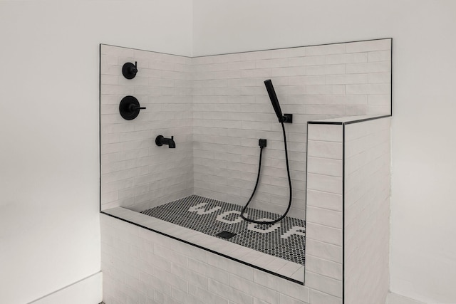 bathroom featuring a tile shower