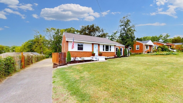 ranch-style house featuring a front yard