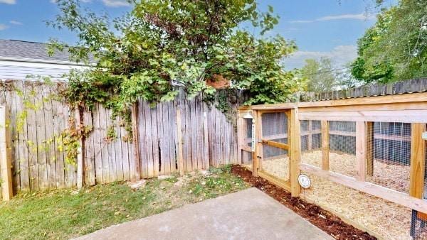 view of yard featuring an outdoor structure