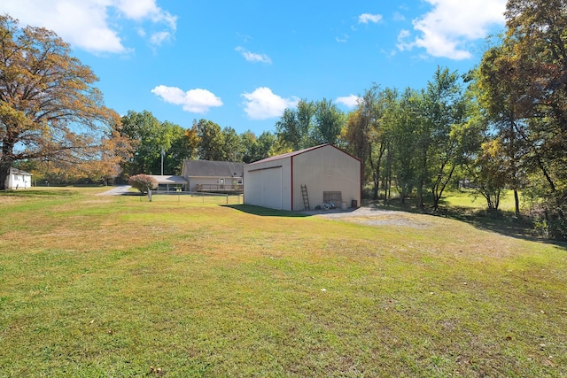 view of yard featuring an outbuilding