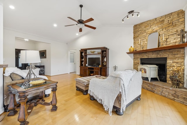 living room with crown molding, light hardwood / wood-style flooring, lofted ceiling, and ceiling fan