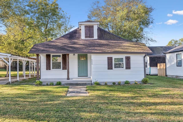 view of front facade featuring a front yard