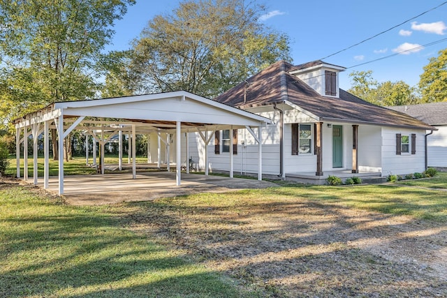 view of front facade featuring covered porch, a front yard, and a carport