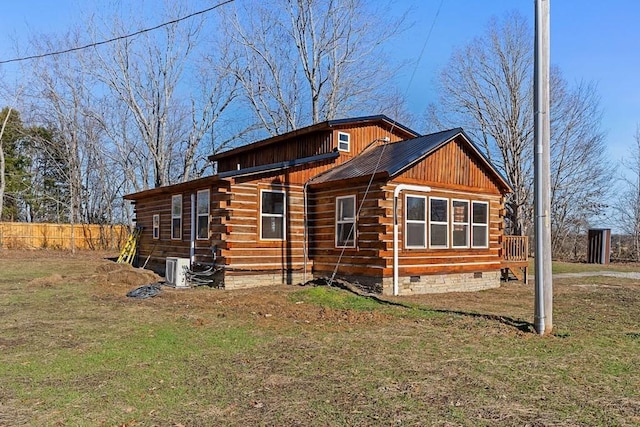 view of front of property featuring a front lawn