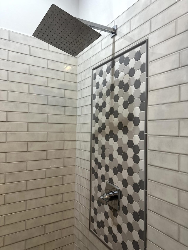 details featuring tiled shower