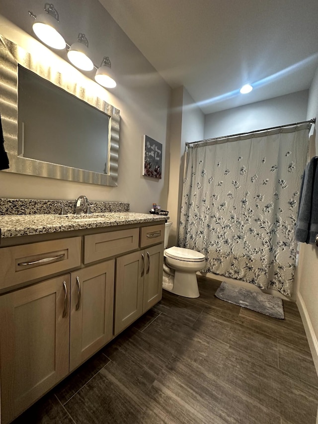 bathroom with a shower with curtain, toilet, and vanity