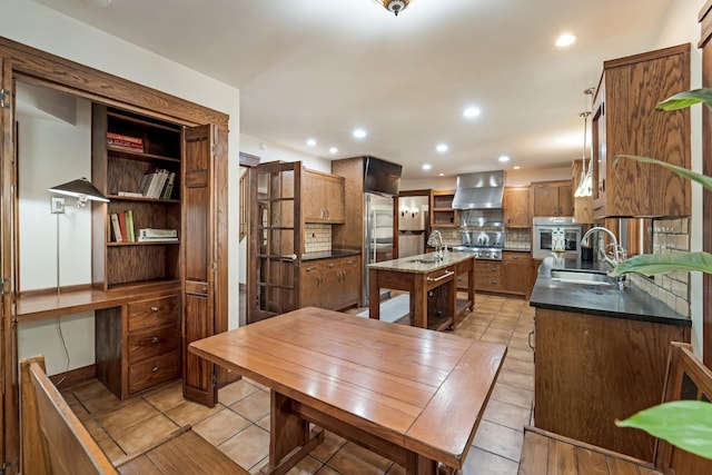 dining area featuring sink and light tile patterned flooring