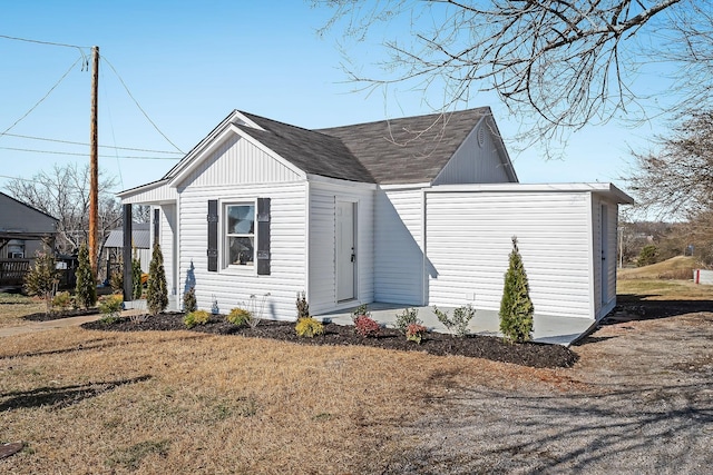 view of front of property featuring a front lawn