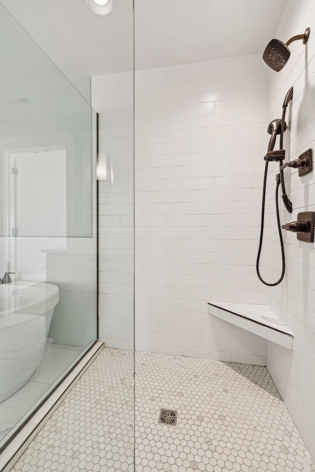 bathroom featuring a tile shower