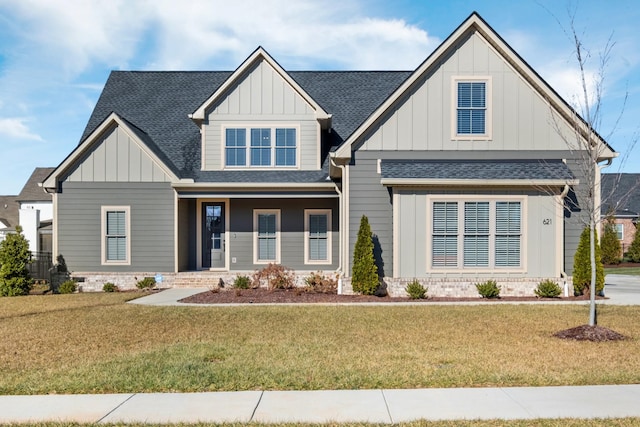 craftsman inspired home featuring a front lawn and a porch