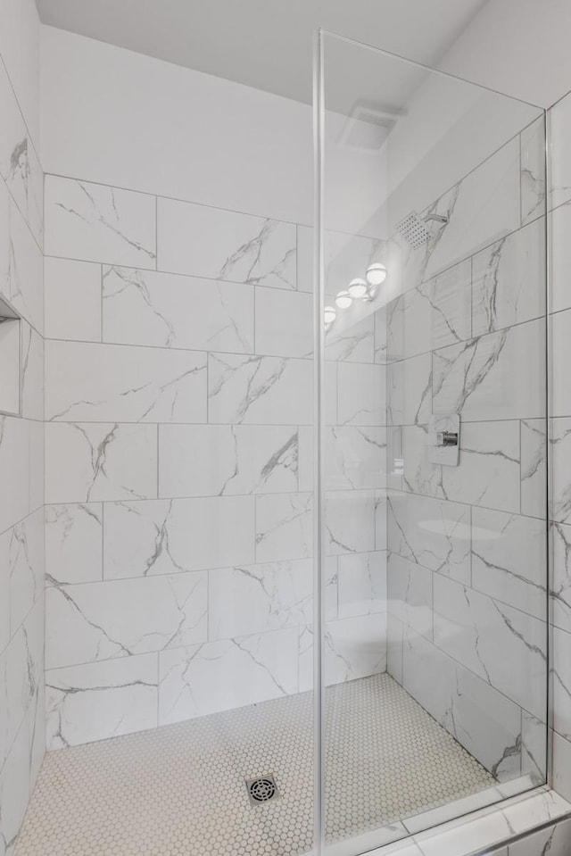 bathroom featuring a tile shower