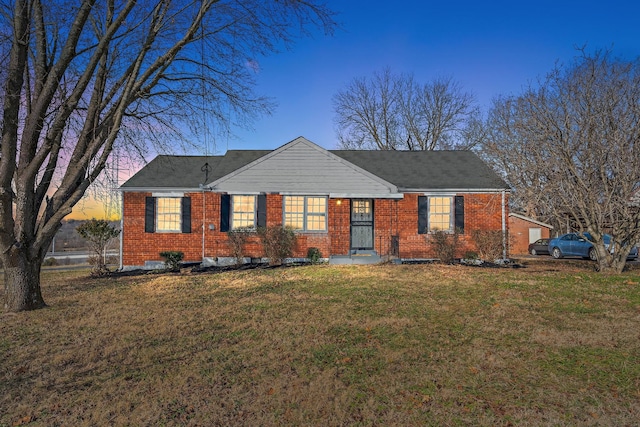 single story home featuring a lawn