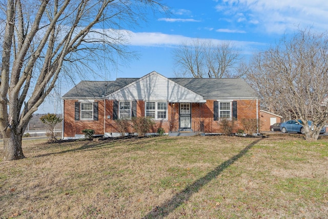 ranch-style home featuring a front lawn