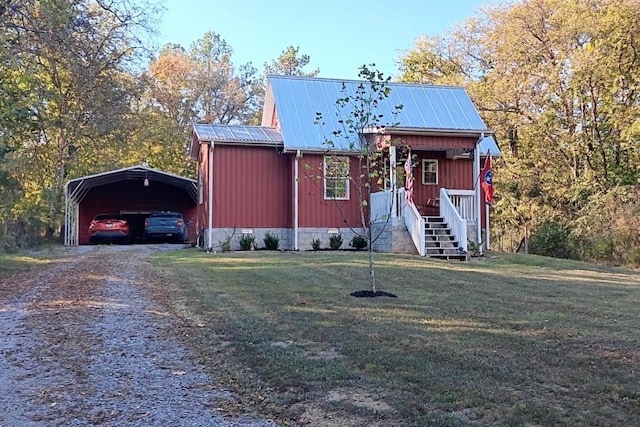 view of front of property featuring a front yard and a carport