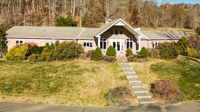 view of front of home featuring a front yard