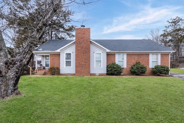 single story home featuring a front lawn