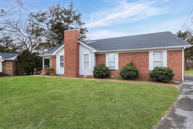 ranch-style home featuring a front lawn