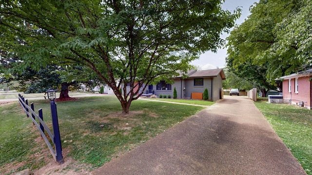 view of front of property featuring a front lawn