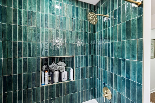 bathroom with tiled shower / bath combo