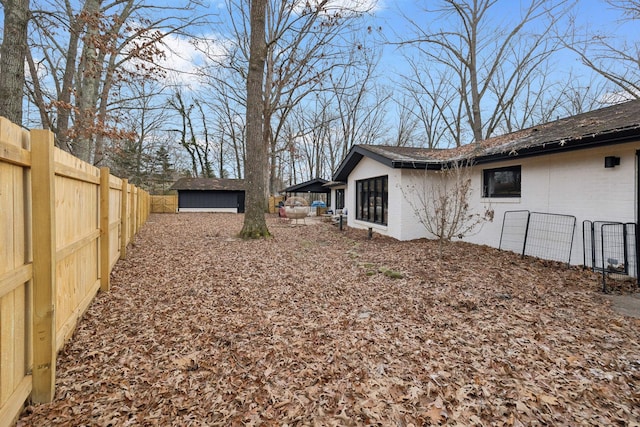 view of yard with an outdoor structure