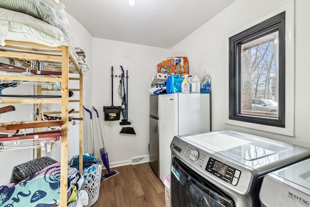 washroom featuring dark hardwood / wood-style floors and independent washer and dryer