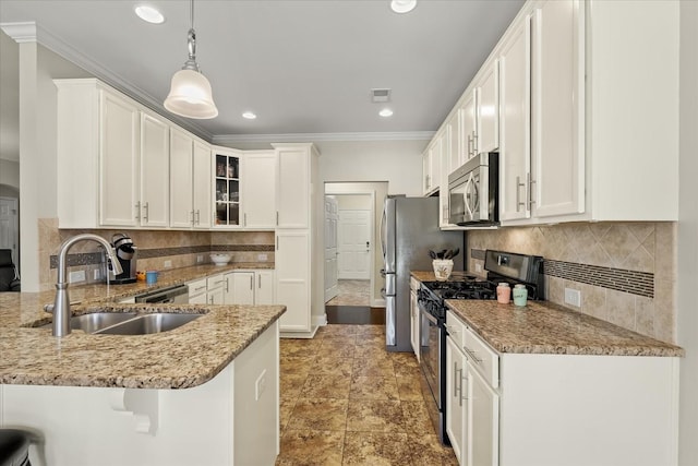 kitchen featuring white cabinets, stainless steel appliances, sink, hanging light fixtures, and kitchen peninsula