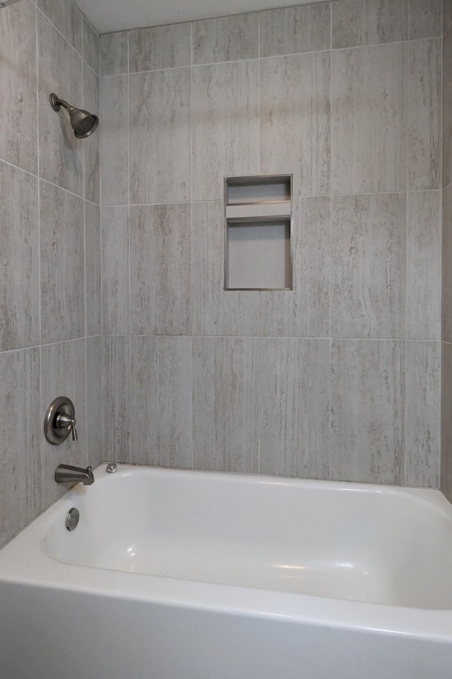 bathroom featuring tiled shower / bath