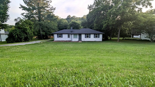 view of front of property featuring a front yard