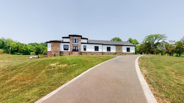 view of front of property featuring a front yard