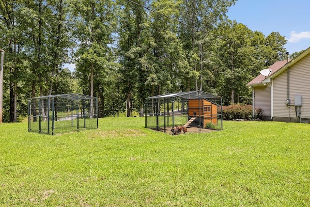 view of yard featuring an outdoor structure