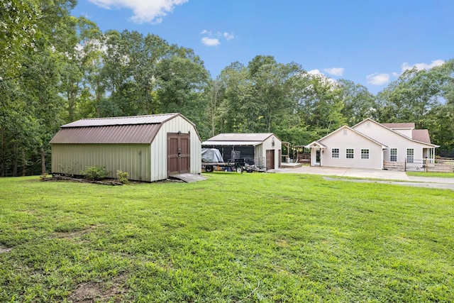 view of yard featuring a storage unit