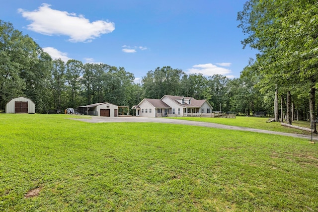 view of yard featuring a storage shed