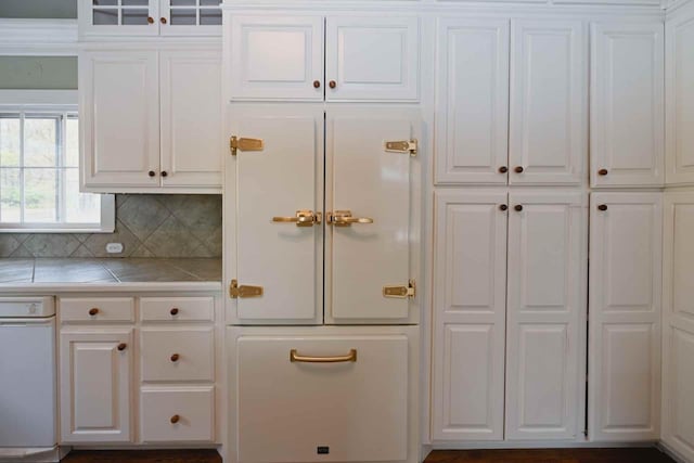 kitchen with backsplash and white cabinets