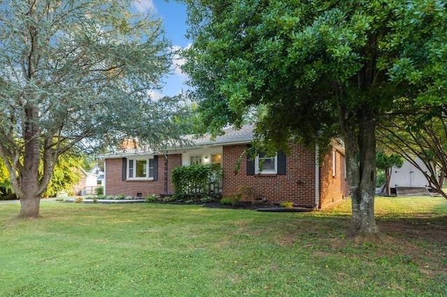 single story home with a front lawn