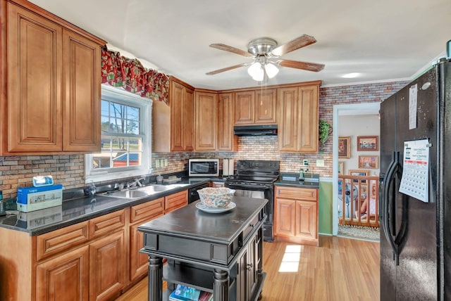 kitchen featuring black appliances, tasteful backsplash, light hardwood / wood-style floors, sink, and ceiling fan