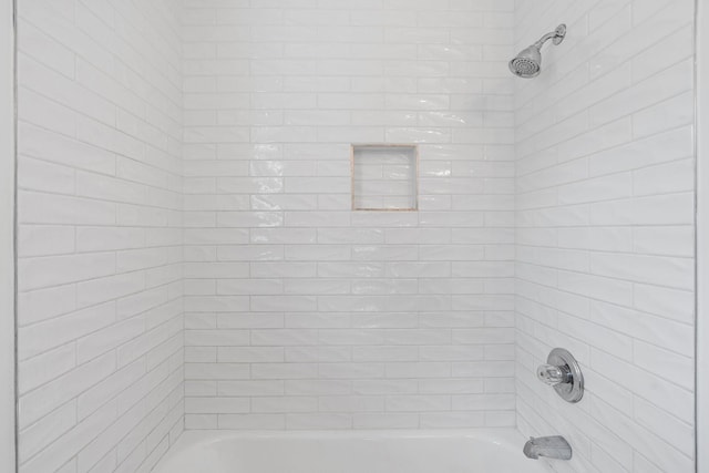 bathroom featuring tiled shower / bath combo