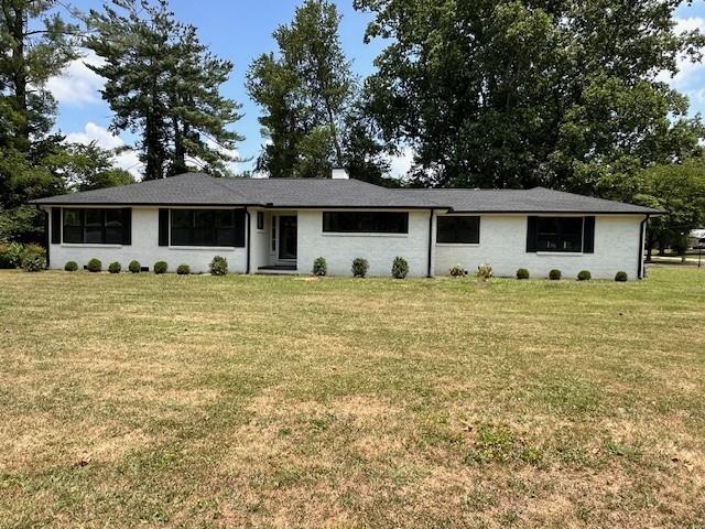 ranch-style house with a front yard