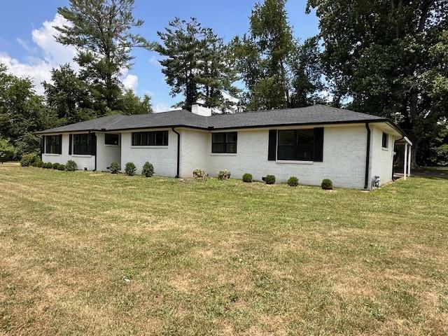 single story home featuring a front yard