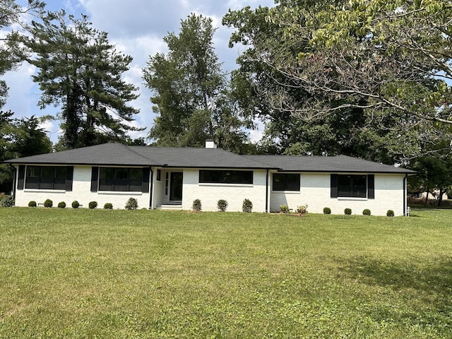 single story home with a front yard