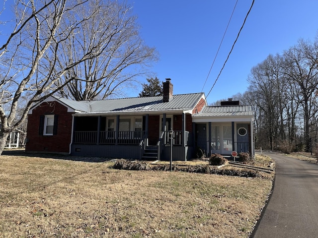 view of front facade with covered porch and a front yard