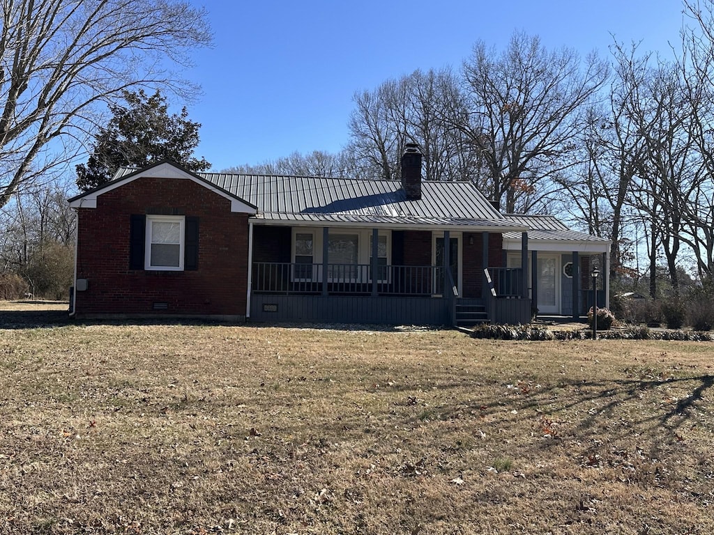 view of front of home with covered porch and a front yard