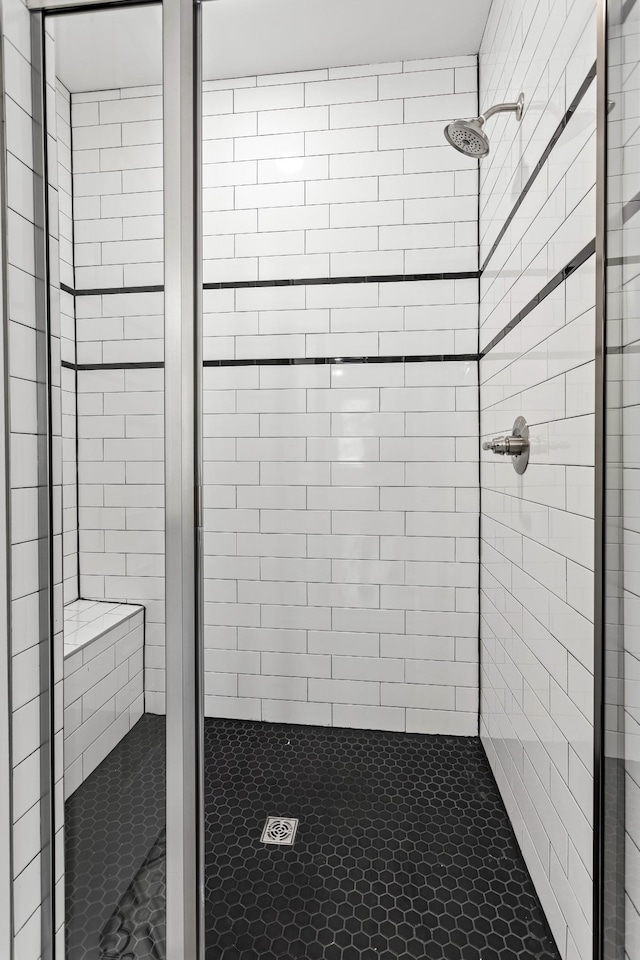 bathroom featuring a tile shower