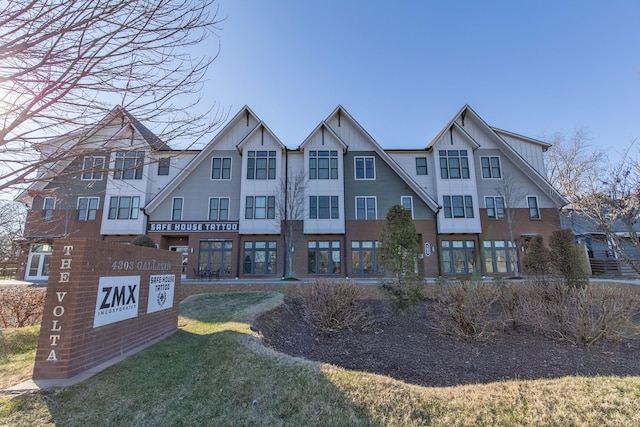 view of front of home featuring a front lawn