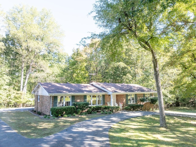 ranch-style home featuring a front lawn