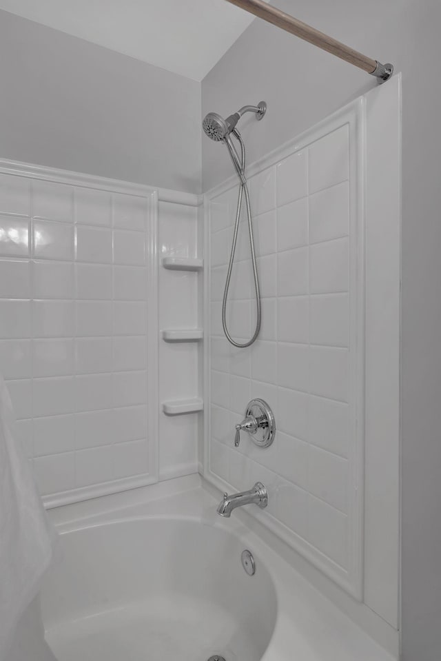 bathroom featuring tiled shower / bath combo