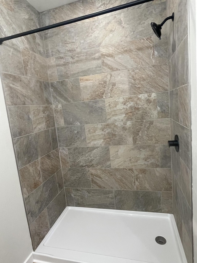 bathroom featuring tiled shower