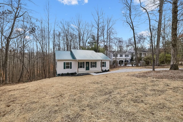 view of front of property with a porch and a front lawn