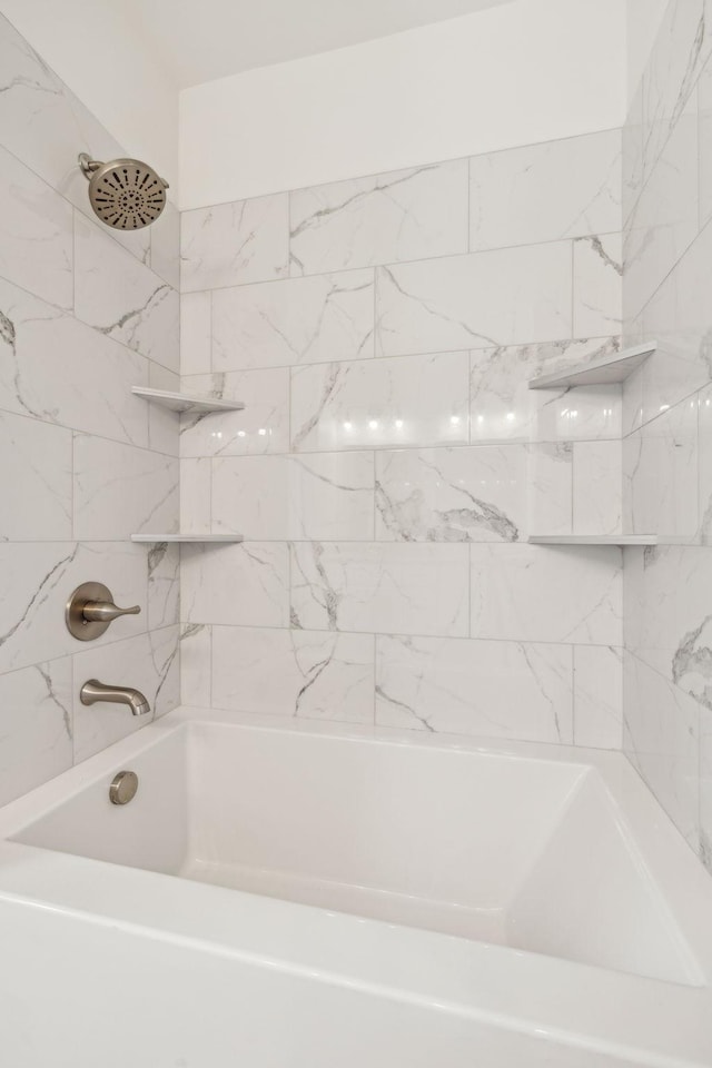 bathroom featuring tiled shower / bath combo