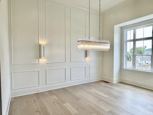 interior details with hardwood / wood-style floors