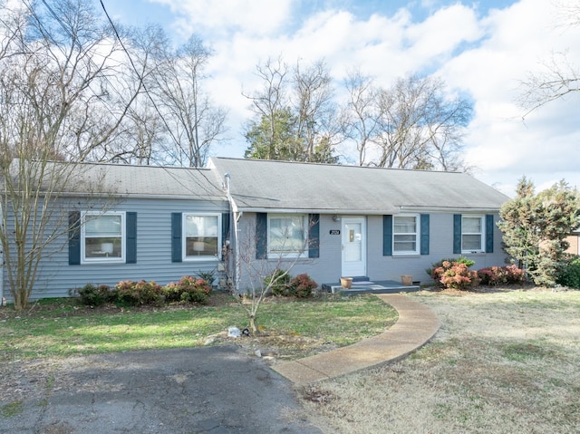 single story home with a front lawn